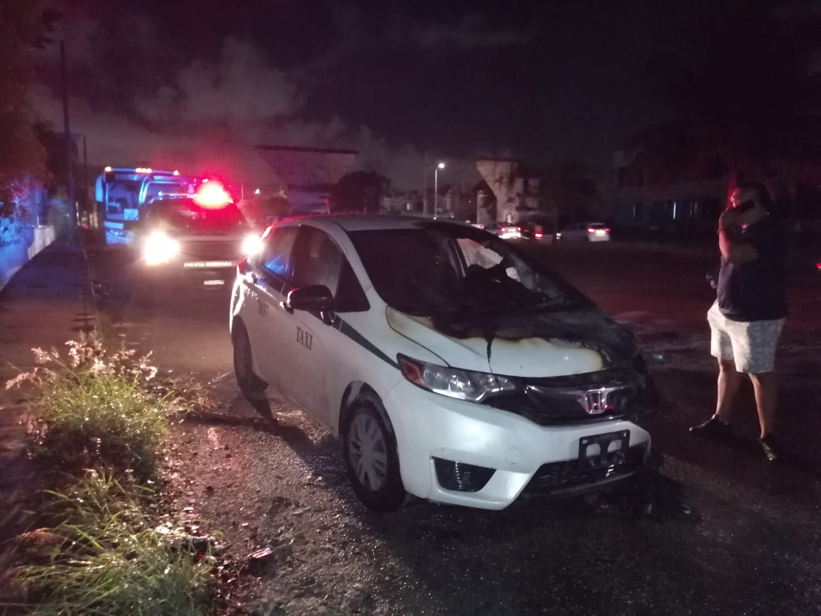 Se incendia taxi recién salido del taller en la Región 223 de Cancún