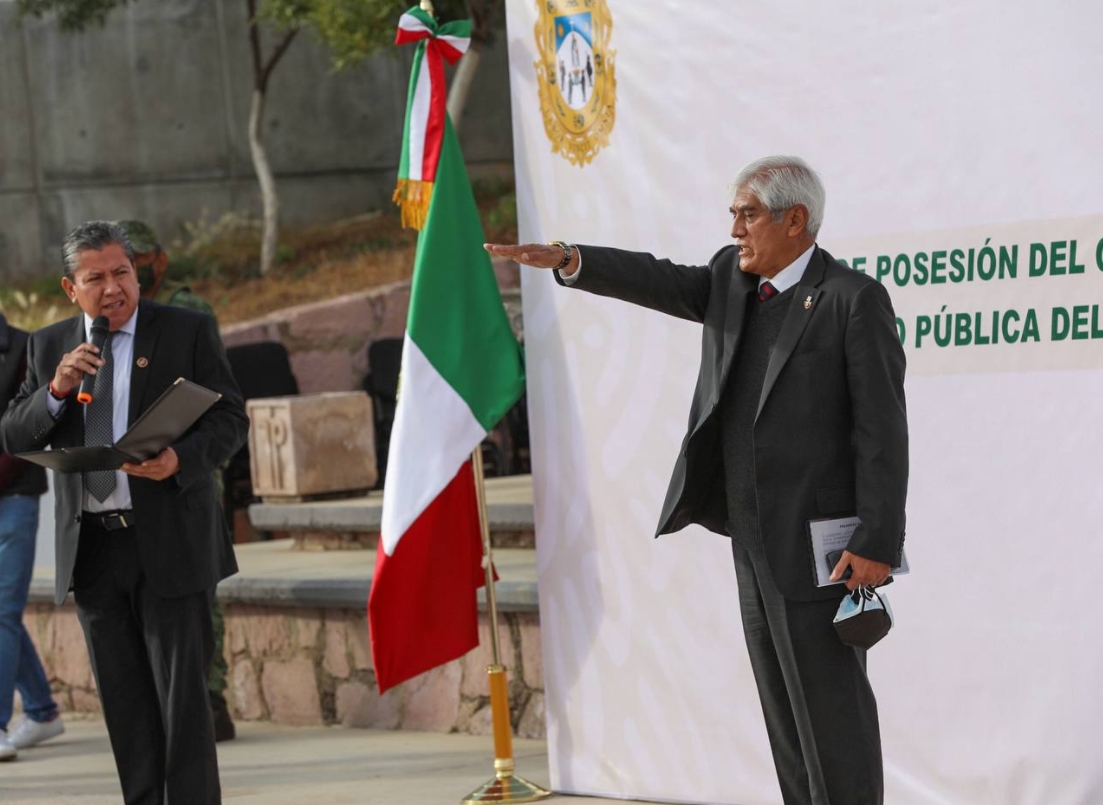 El gobernadorde Zacatecas, David Monreal, relevó este miércoles a su secretario de Seguridad, Arturo López, debido a la ola de violencia que azota al territorio, donde en la víspera aparecieron diez cadáveres colgados de un puente