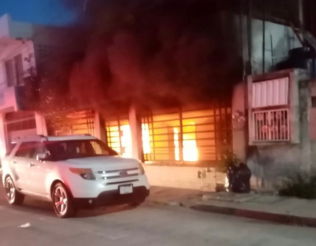 Tras algunos minutos los bomberos lograron controlarlo, sin mayores problemas