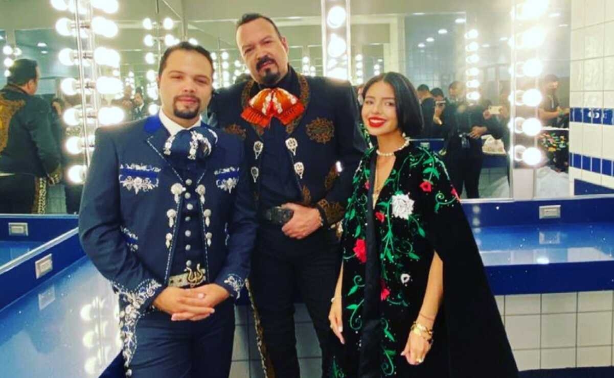 Pepe Aguilar y su familia sufrieron terrible percance durante un vuelo a EU