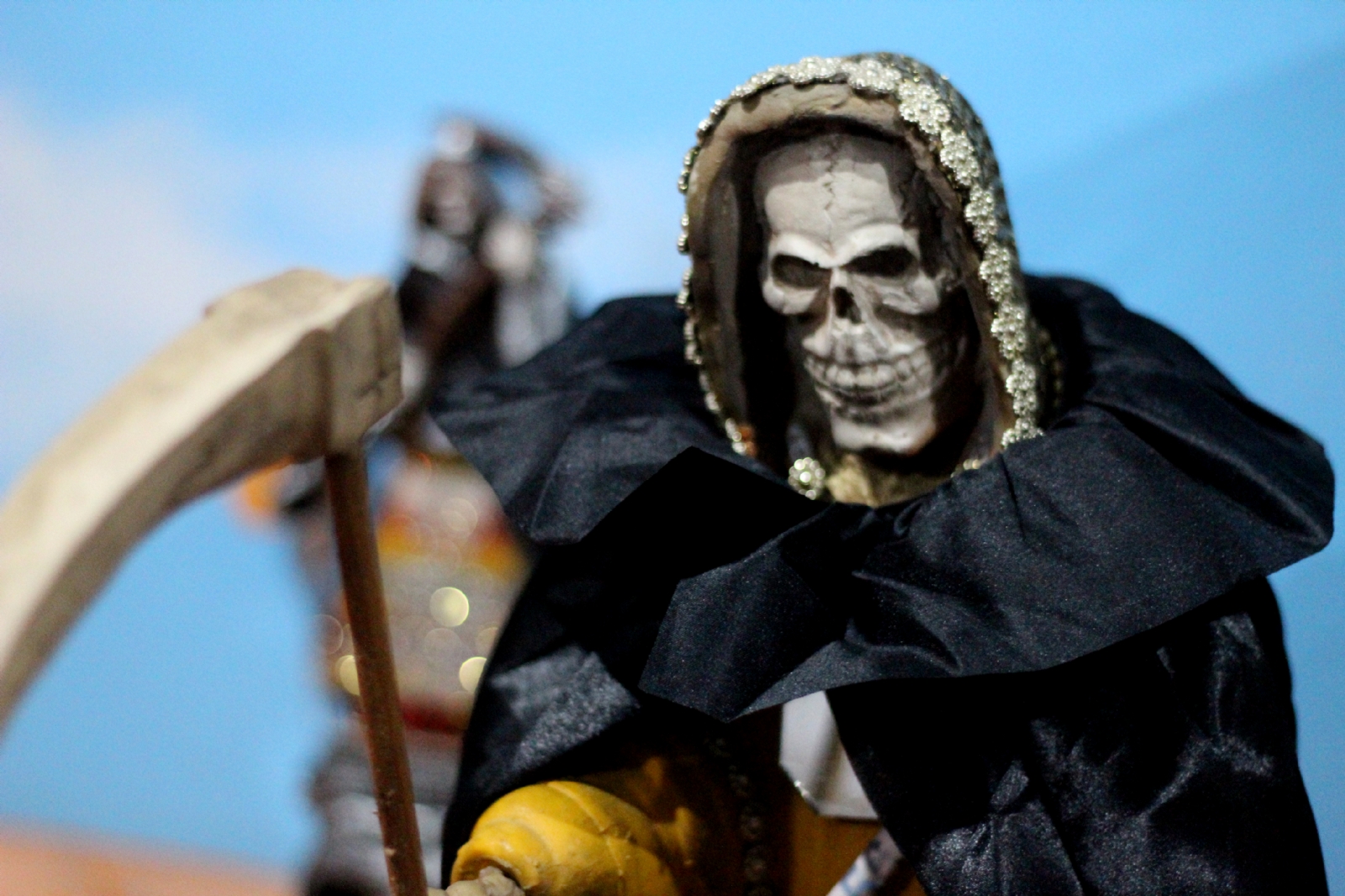 Los fieles a la Santa Muerte llegan con veladoras, flores y en punto de las once de la noche arribaron los mariachis