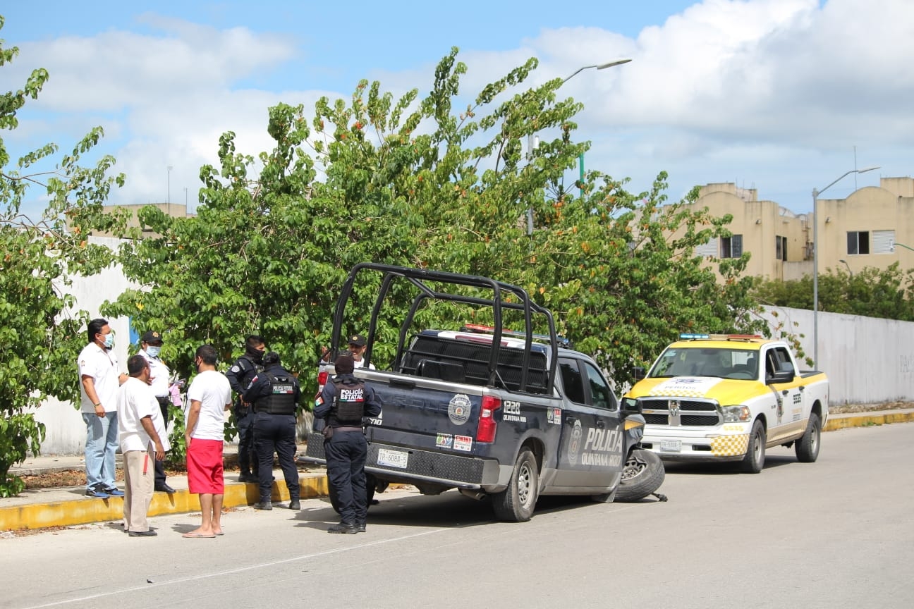 El taxi resultó con averías en el costado izquierdo mientras que el taxi terminó con daños en el frente