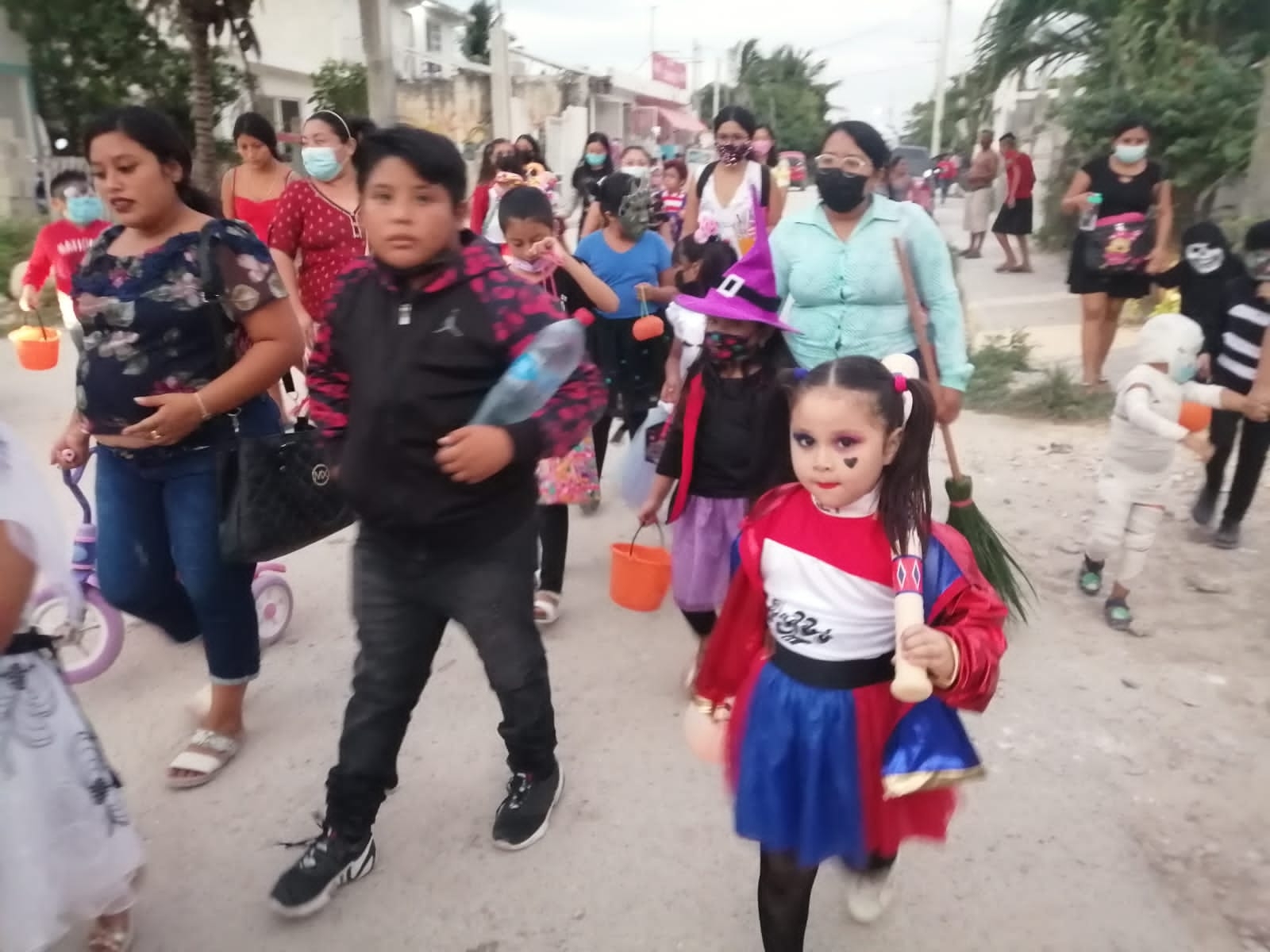 Niños disfrazados recorrieron las calles en el Día de Muertos