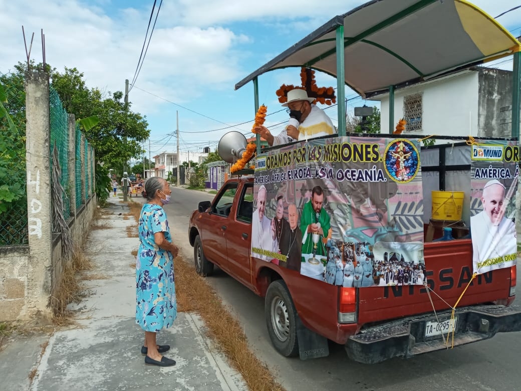 Sacerdote recorre las calles para bendecir altares este Dia de Muertos en Chetumal