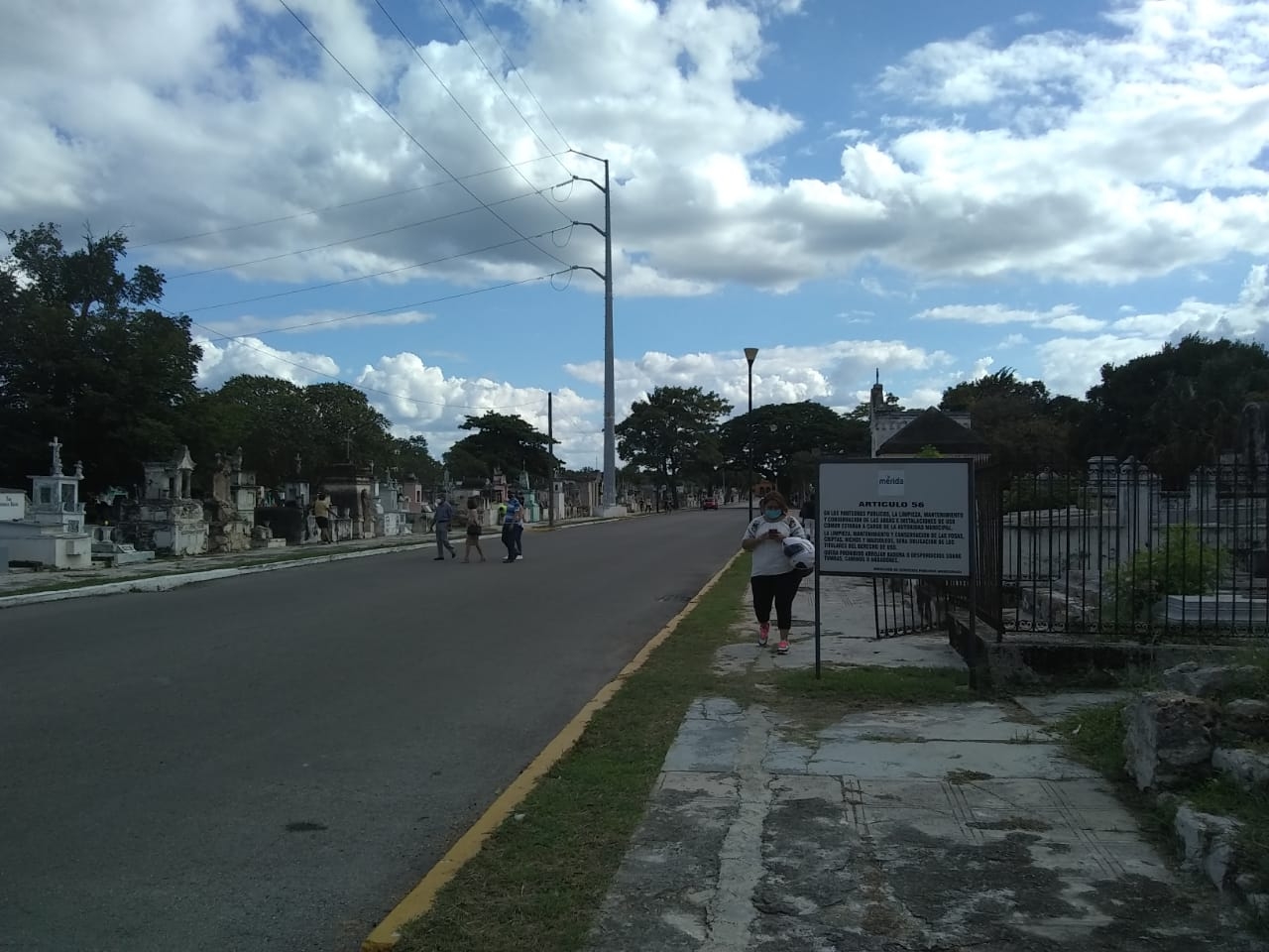 Así se ve la afluencia este 2 de noviembre en el Cementerio General de Mérida