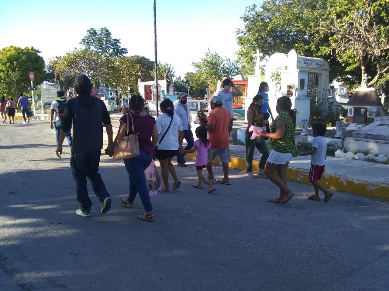 Familias visitan a sus seres queridos en el Cementerio Xoclán de Mérida: EN VIVO