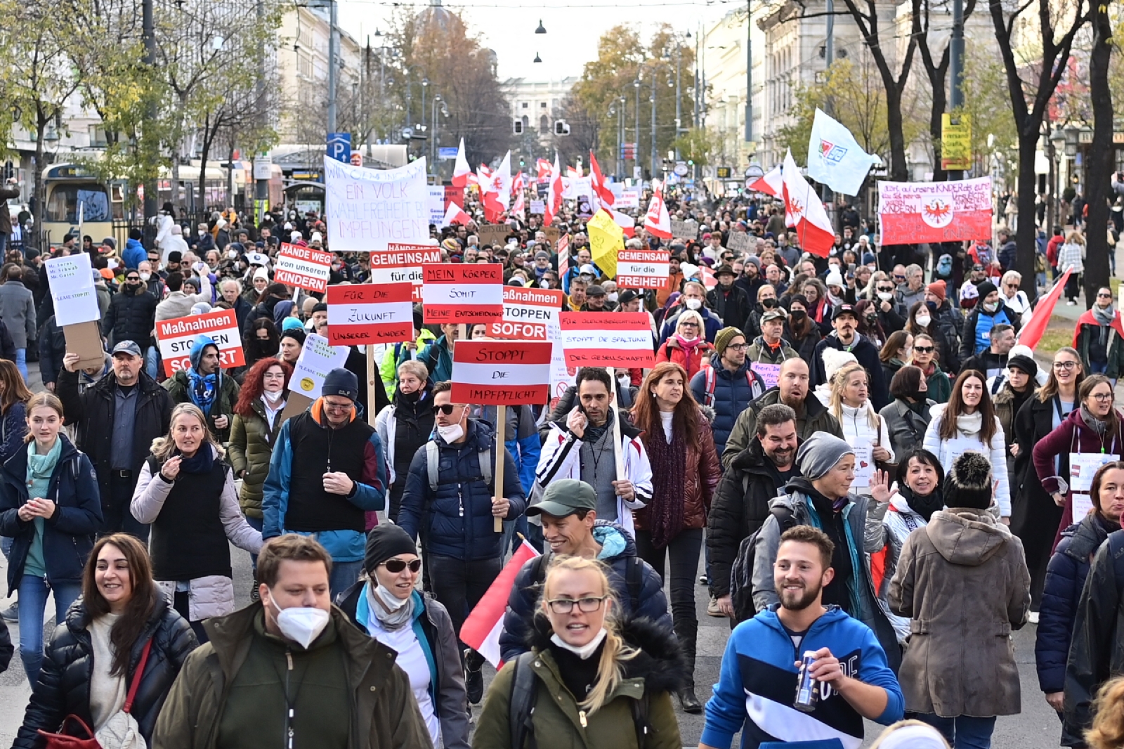 Más de 7 mil personas protestan en Viena contra el confinamiento y las vacunas anticovid