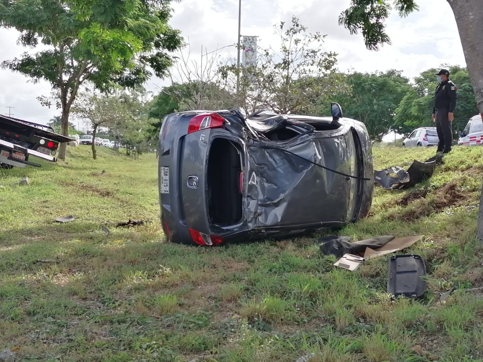 El automóvil terminó con importantes abulladoras en la carrocería