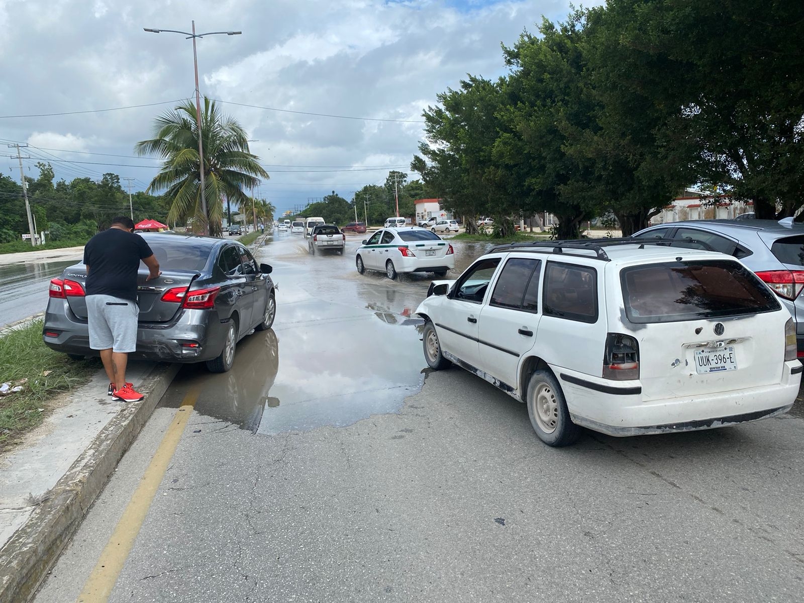 Automóvil termina sobre el camellón en el Boulevard Colosio de Cancún