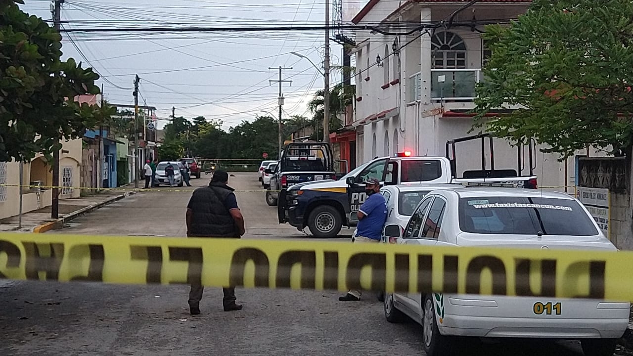 Policía de Quintana Roo relaciona taxi hallado en la Región 101 con un ejecutado