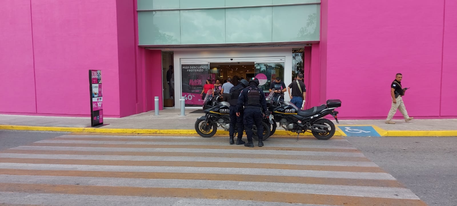 Hombres armados roban ropa en una tienda departamental en Chetumal