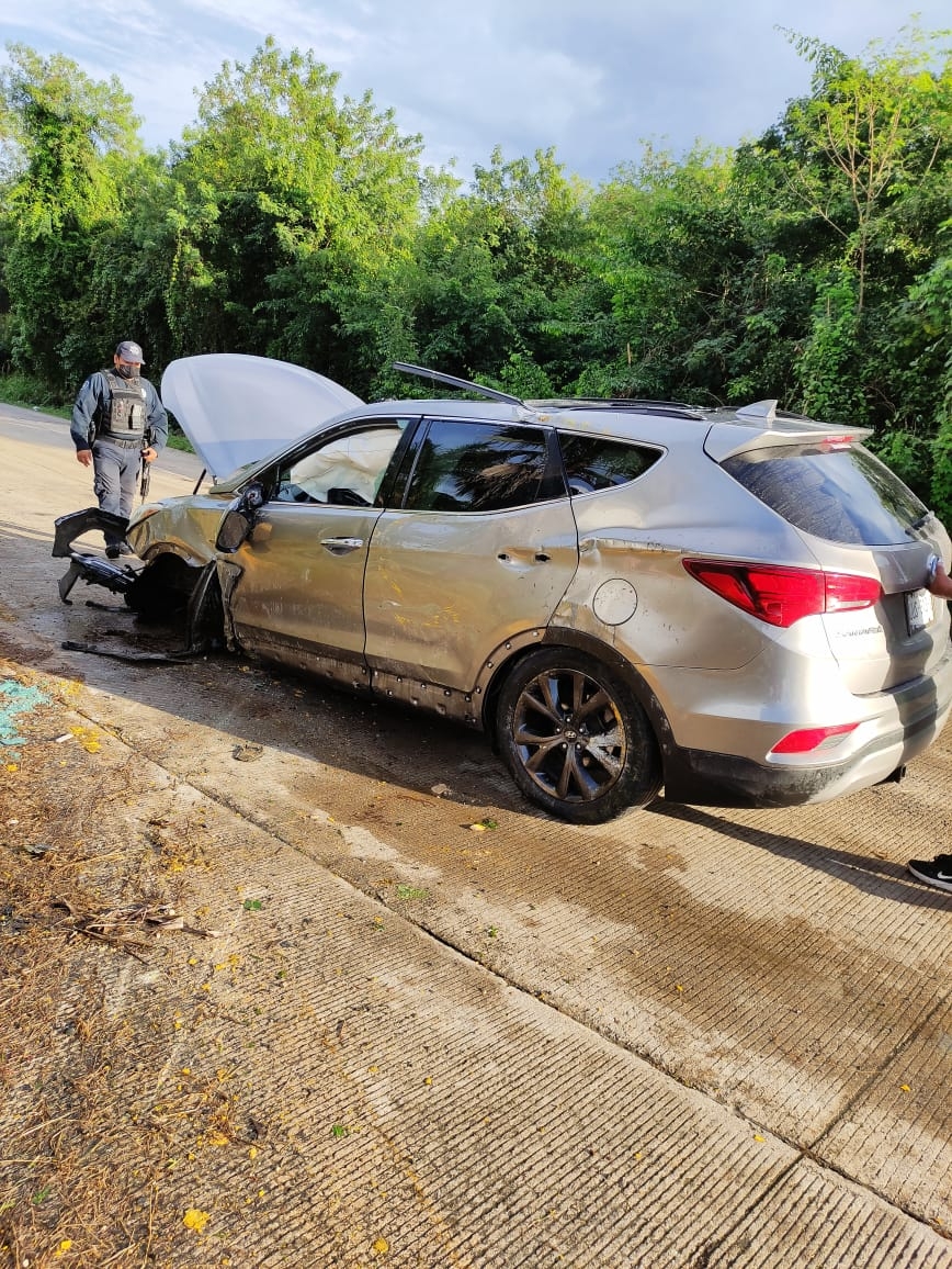 Aparatoso choque en la carretera Cafetal-Mahahual deja dos personas lesionadas