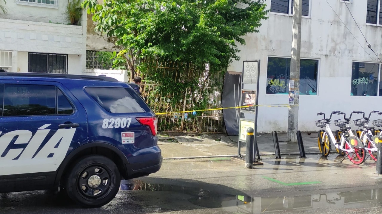 Hallan a indigente muerto en un lote baldío de Playa del Carmen