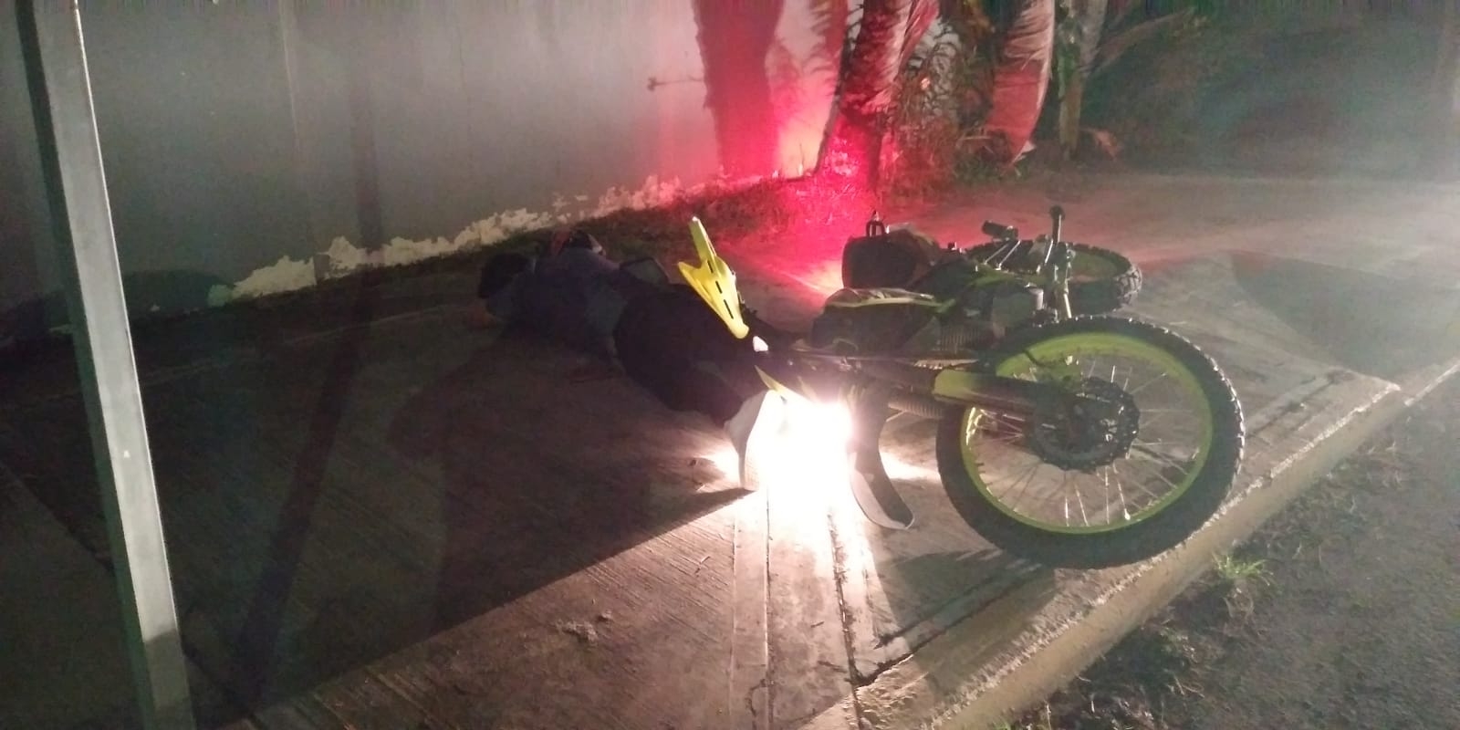 Motociclista en estado de ebriedad derrapa en la Av. Nápoles de Chetumal