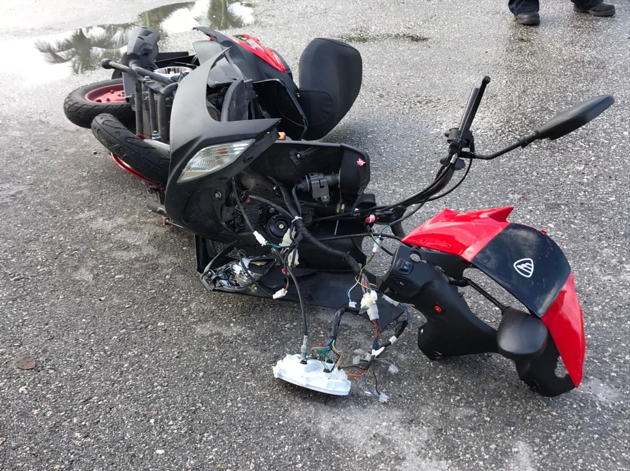 Jóvenes resultan lesionados tras chocar su moto contra un poste en Cancún