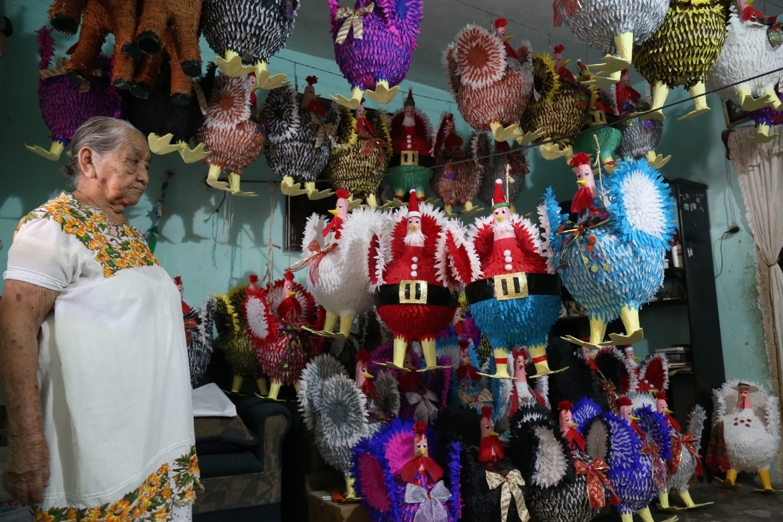 Mérida: A sus 92 años, Doña Mechita regresa con la venta de piñatas de pavo