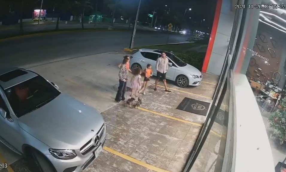 Exhiben en redes momento exacto en que sujeto armado roba reloj a un hombre en Cancún: VIDEO