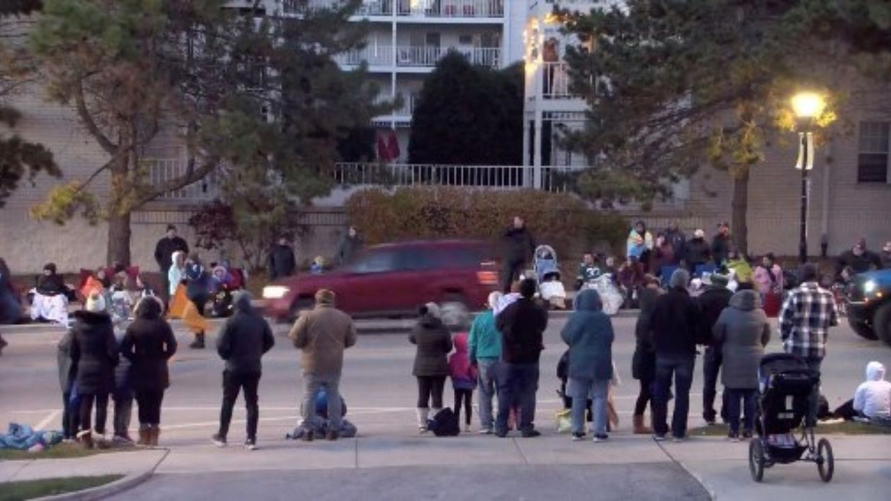 Sujeto arrolla a multitud en desfile navideño de Waukesha, Estados Unidos