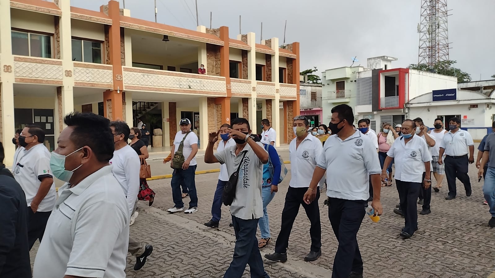 Taxistas de Carrillo Puerto se manifiestan frente al Palacio Municipal: VIDEO