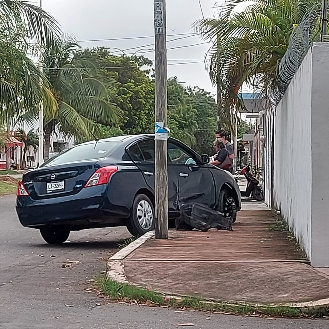 Automovilista termina sobre el camellón tras chocar con otro auto en Chetumal