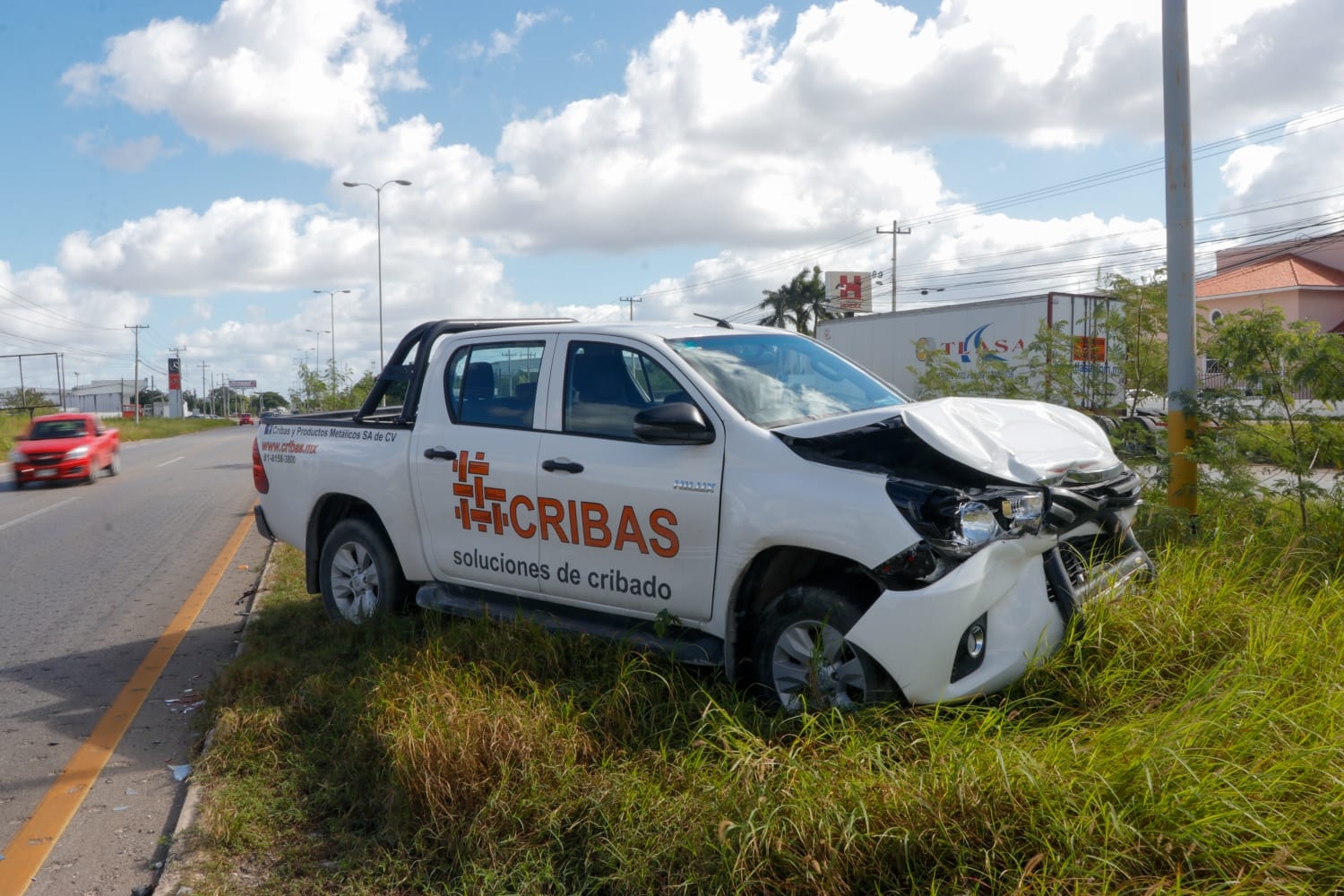 En el percance también participó una camioneta, la cual quedó con más daños