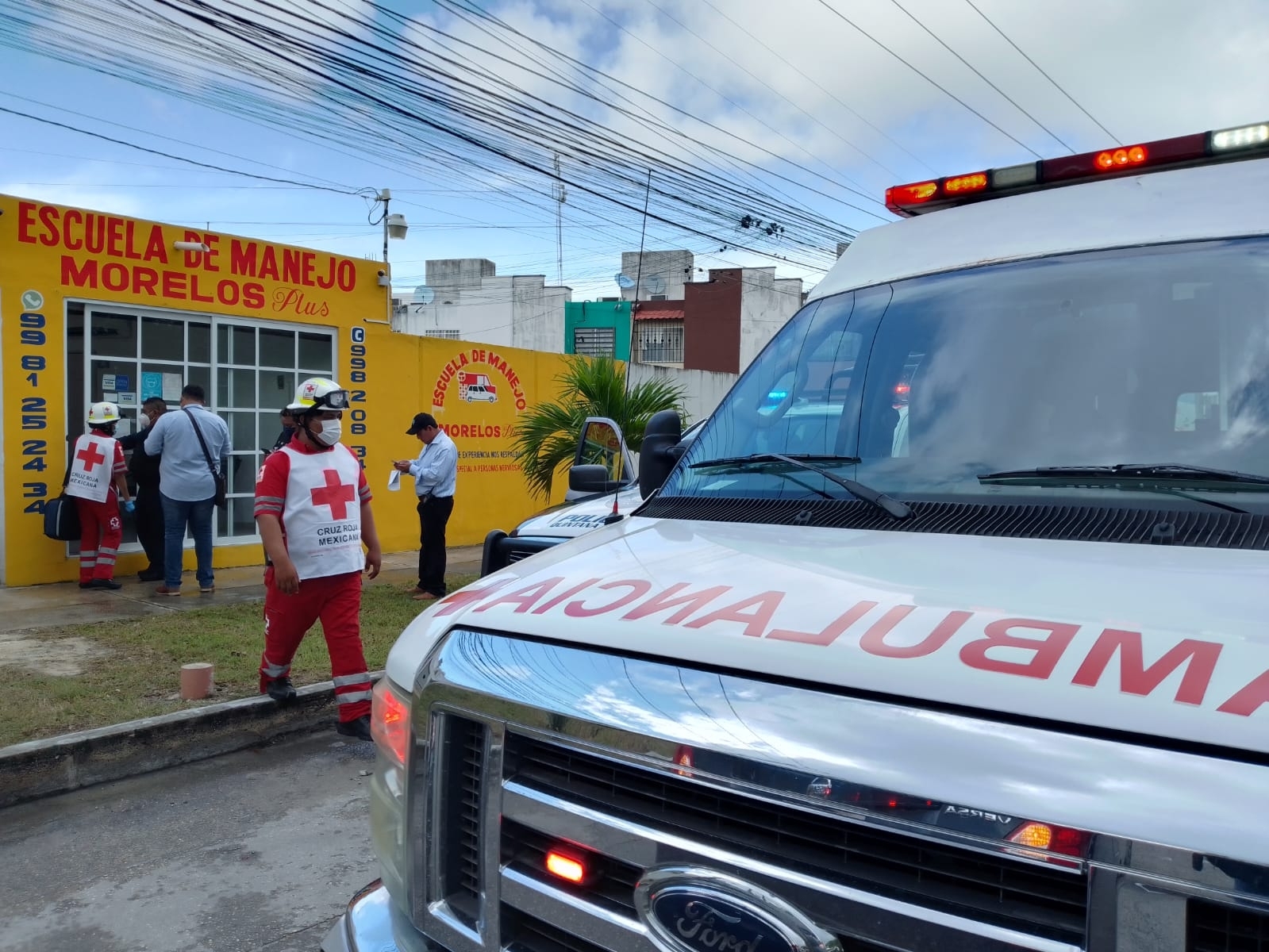 Paramédicos de la Cruz Roja en Cancún revisaron a la mujer y determinaron su traslado al Hospital General de Cancún