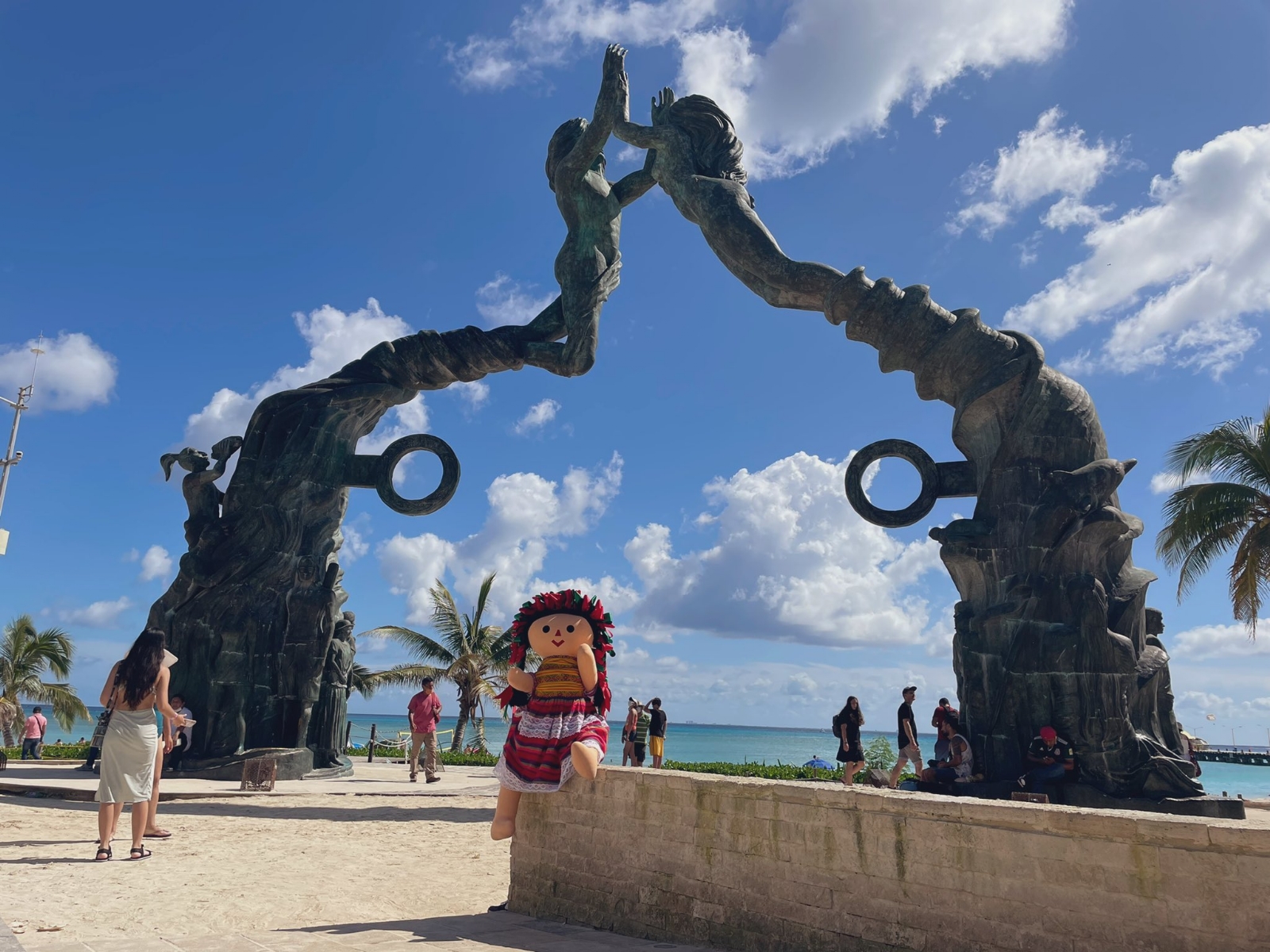 'Lele' se fotografió junto a la escultura de la Plaza Fundadores de Playa del Carmen, en la Quinta Avenida