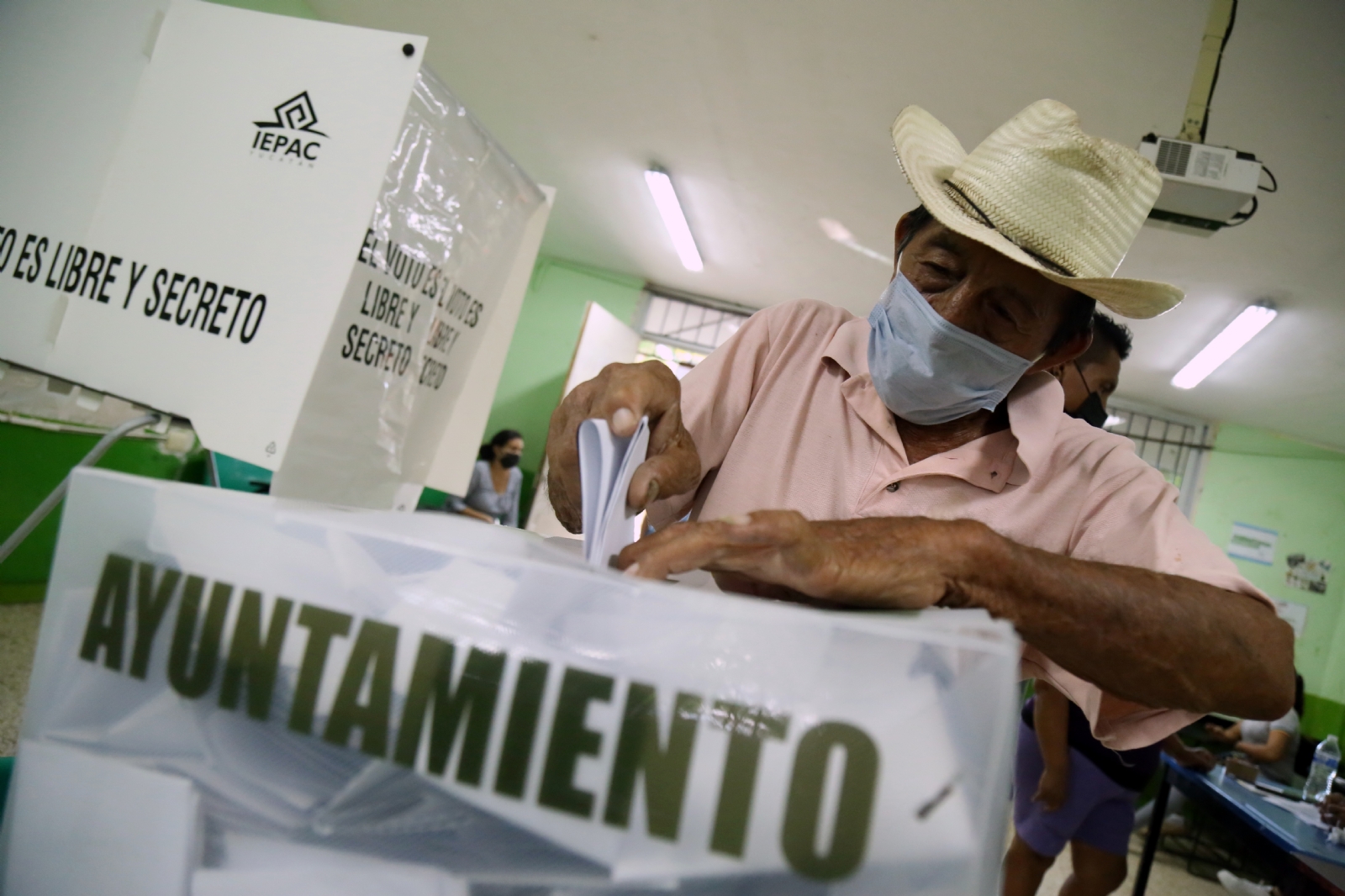 Funcionarios de casilla ayudaron a las personas de la tercera edad que acudieron a votar; no se reportan incidentes y todo transcurrió en calma.