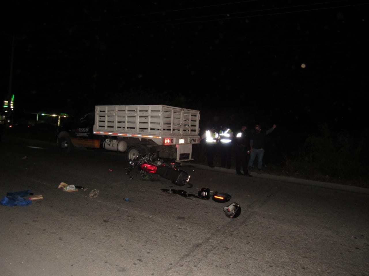 Dos motociclistas colisionan contra un camión en periférico de Mérida; se reportan graves