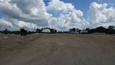 Las obras del megaproyecto ferroviario continúan por la carretera a Ekmul y montes aledaños.