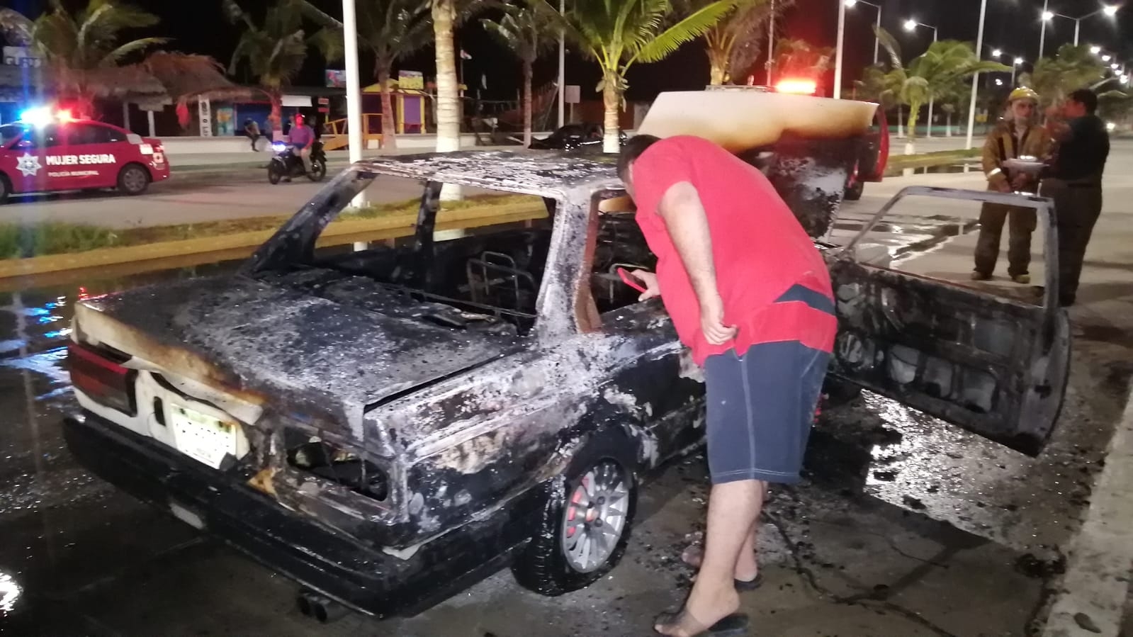 Cortocircuito causa incendio de un automóvil sobre el malecón de Ciudad del Carmen