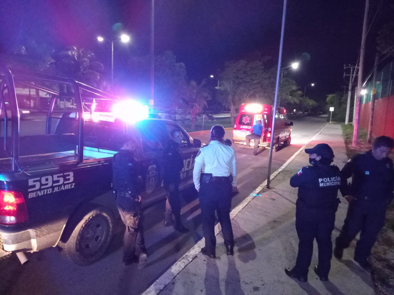 El hombre fue trasladado al hospital tras ser arrastrado por un taxi en la Región 97 de Cancún