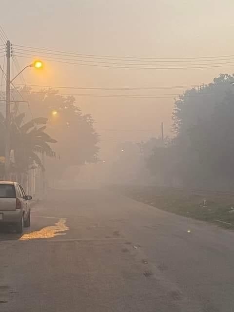 a localidad amaneció una vez más bajo una densa neblina, causada por la quema de desperdicios en el tiradero municipal, que no había sido extinguida