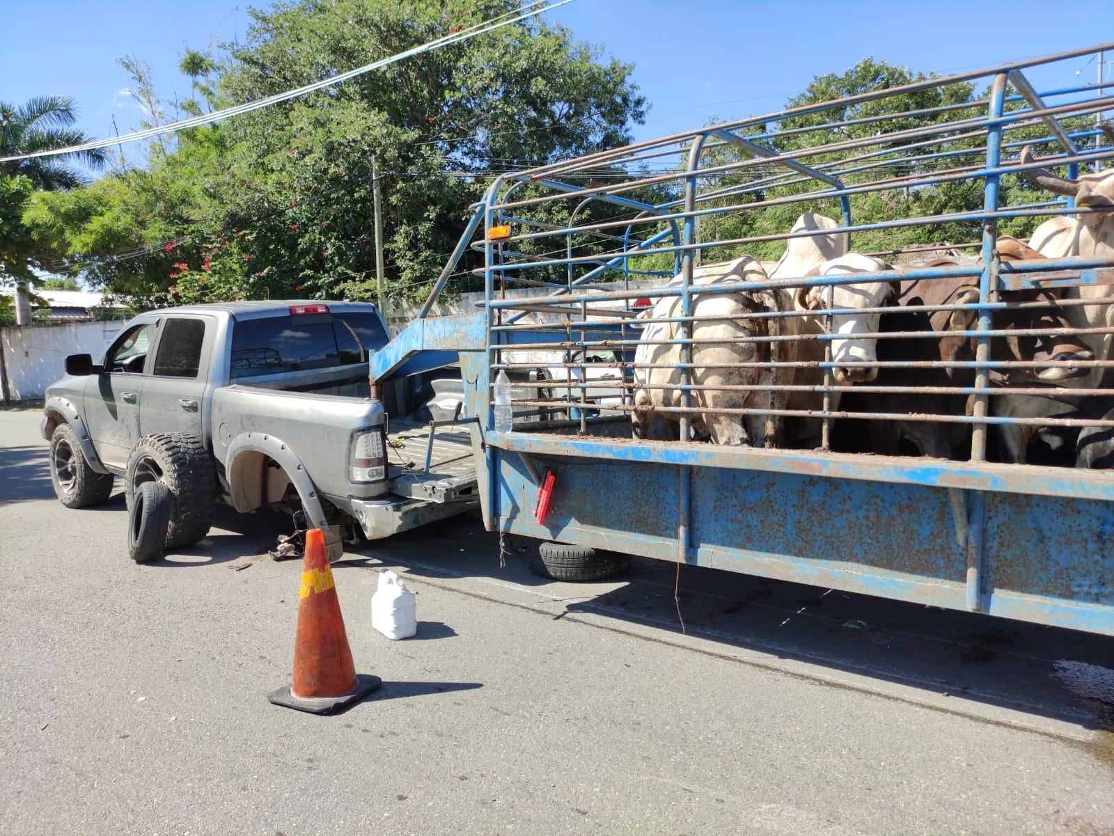 La camioneta causó daños sobre el Periférico, por lo que será el INCAY  quien decida el pago a realizar