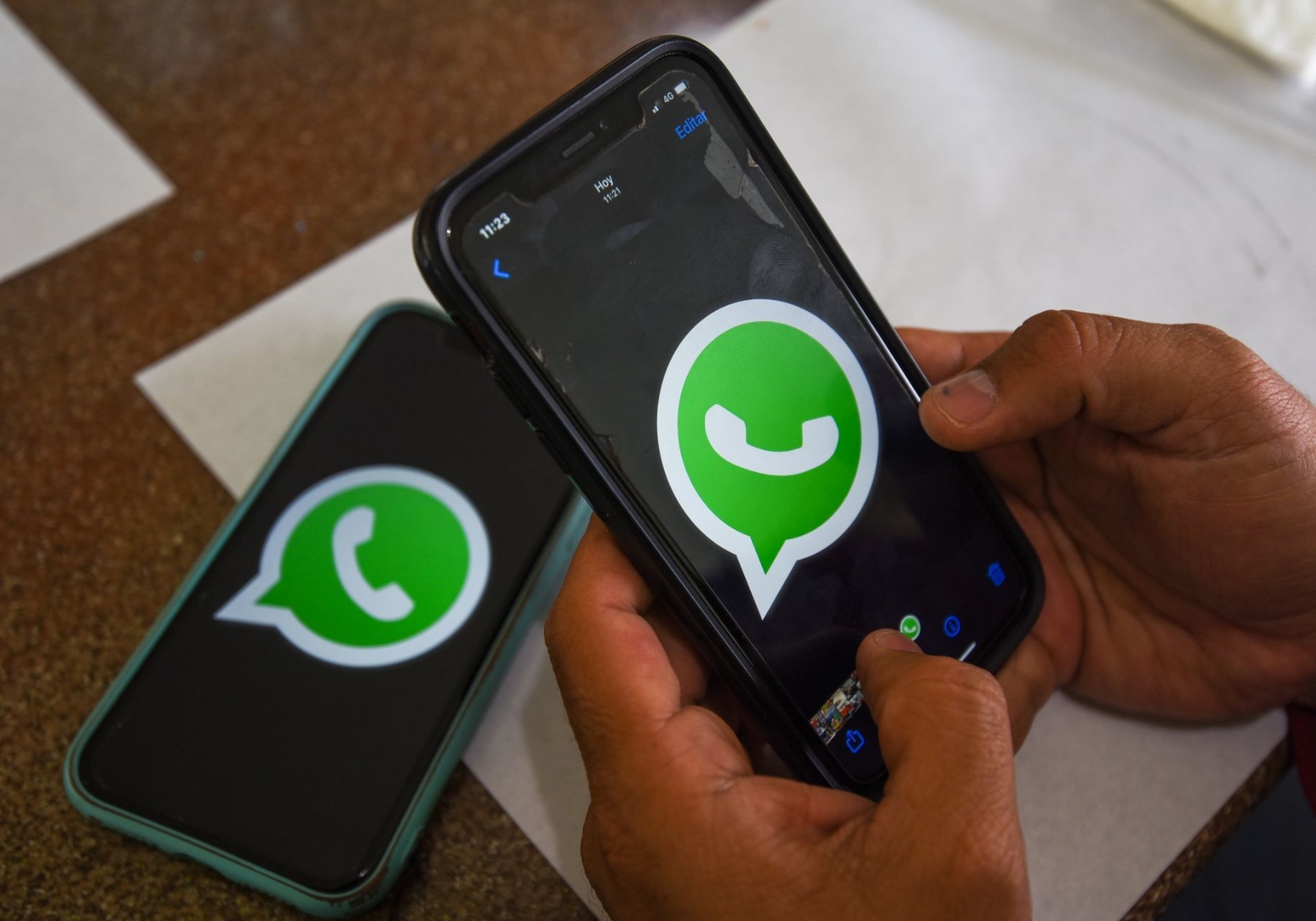 Mujer le escribe "te amo" por WhatsApp a su esposo muerto y la deja en visto