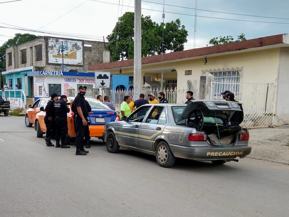 Por "piratear pasaje", taxistas de Peto cierran el paso a conductor foráneo