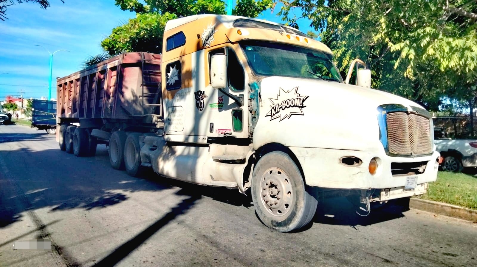 Tráiler choca contra tres vehículos sobre la Avenida Maxuxac en Chetumal