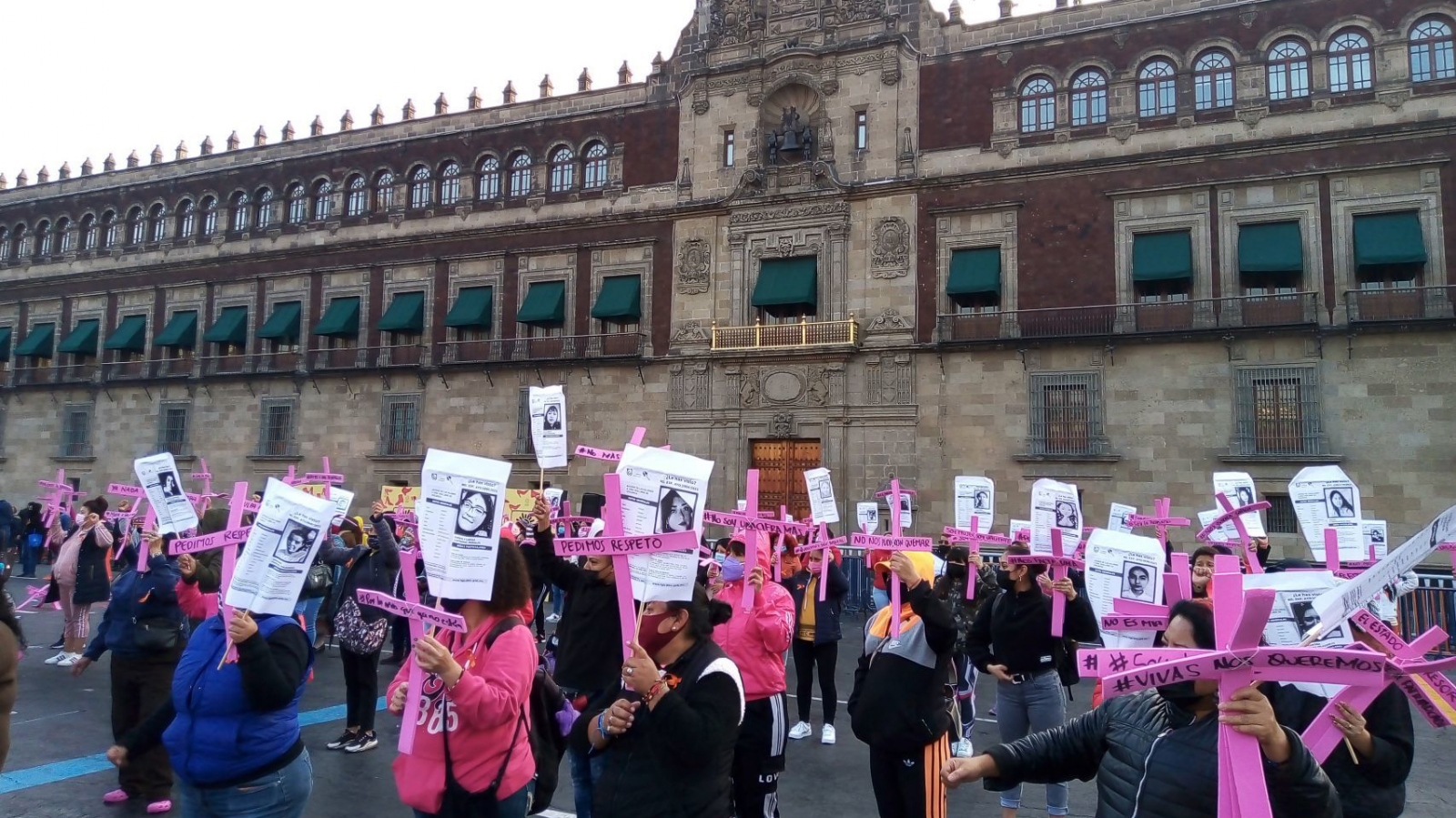 Mujeres saltaron las vallas que rodean Palacio Nacional y pegaron cruces para manifestarse contra la violencia de género