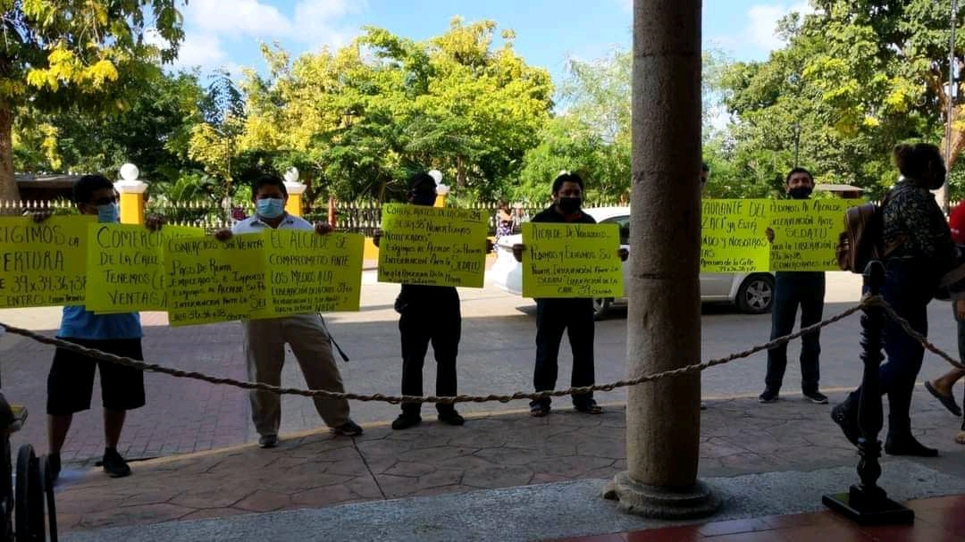 Con pancartas y cartulinas los quejosos se apostaron frente al Palacio Municipal