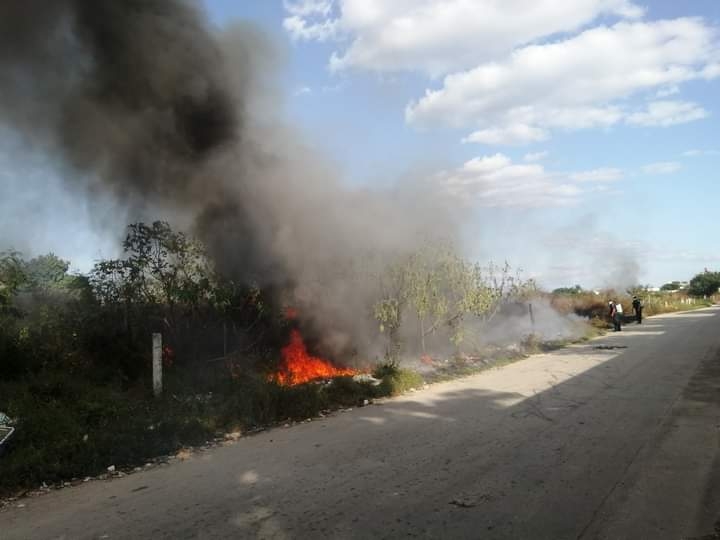 Basurero clandestino se incendia en Kanasín