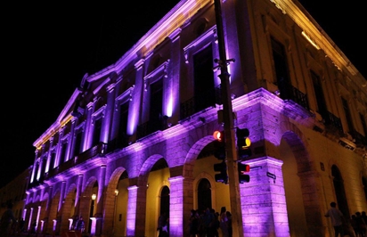 Pintan Chichen Itzá de morado en contra de la violencia a la mujer