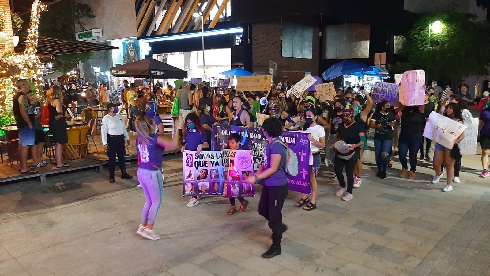 Feministas marchan por el 25N en las calles de Playa del Carmen