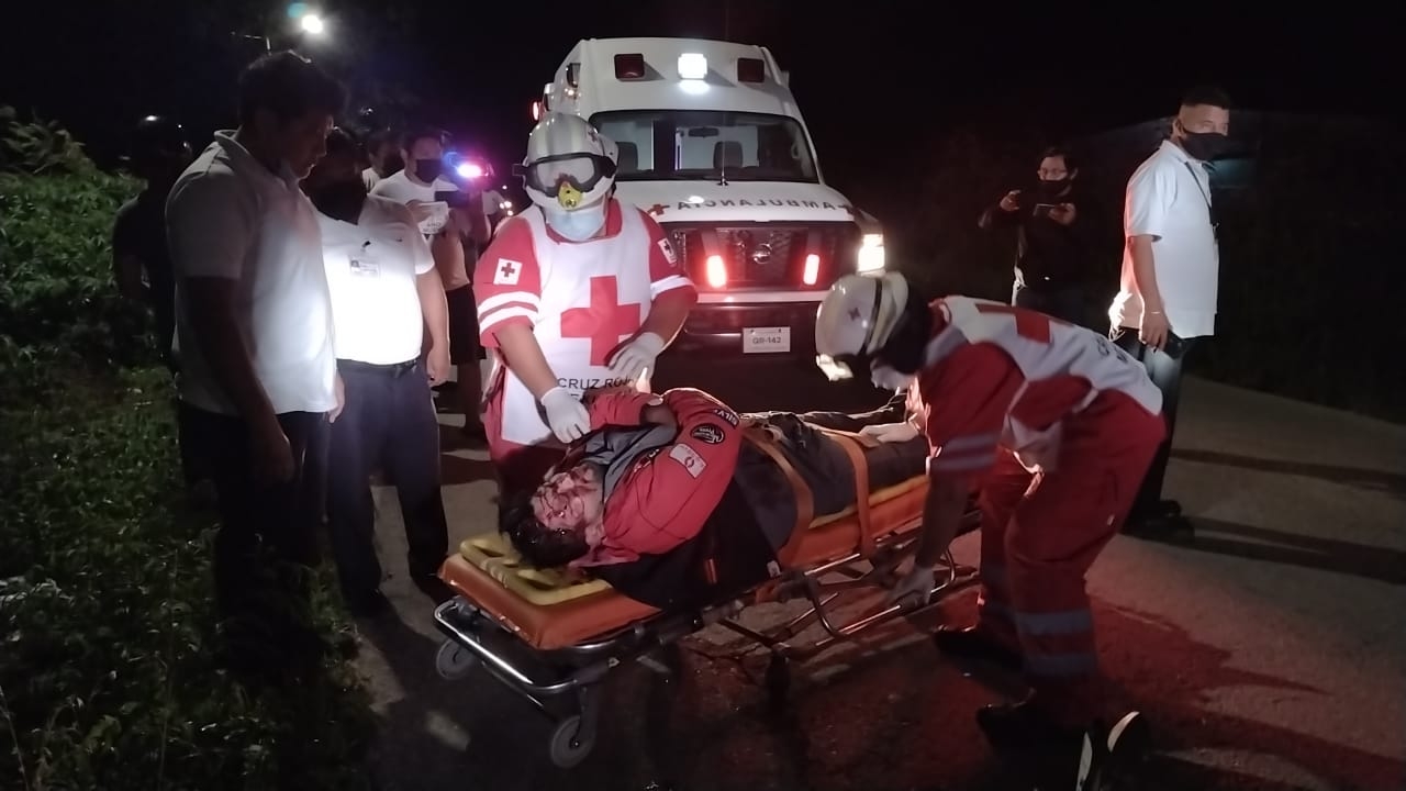 El motociclista se encuentra severamente lesionado tras chocar de frente con el tráiler, lo que lo proyectó sobre el pavimento