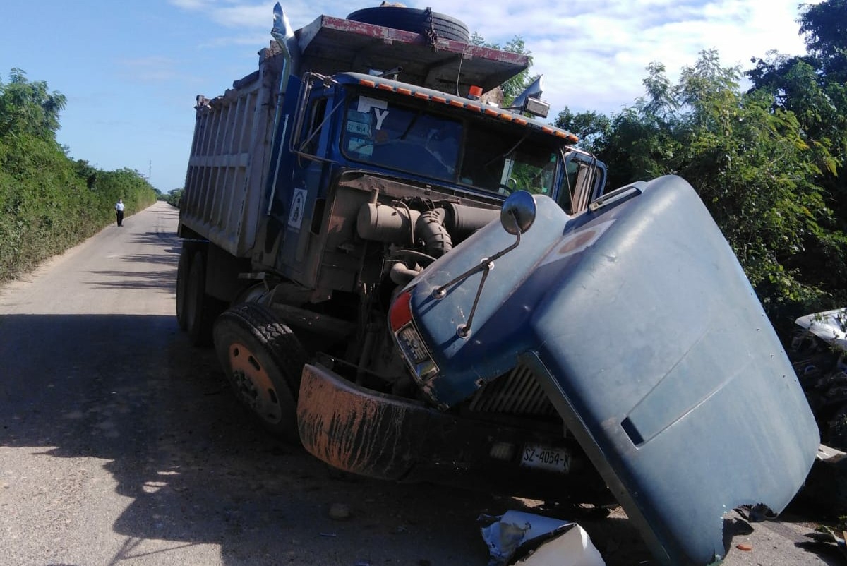 El conductor del vehículo tipo Volteo, invadió el carril contrario. Elementos de la Guardia Nacional acudieron para abanderar el lugar