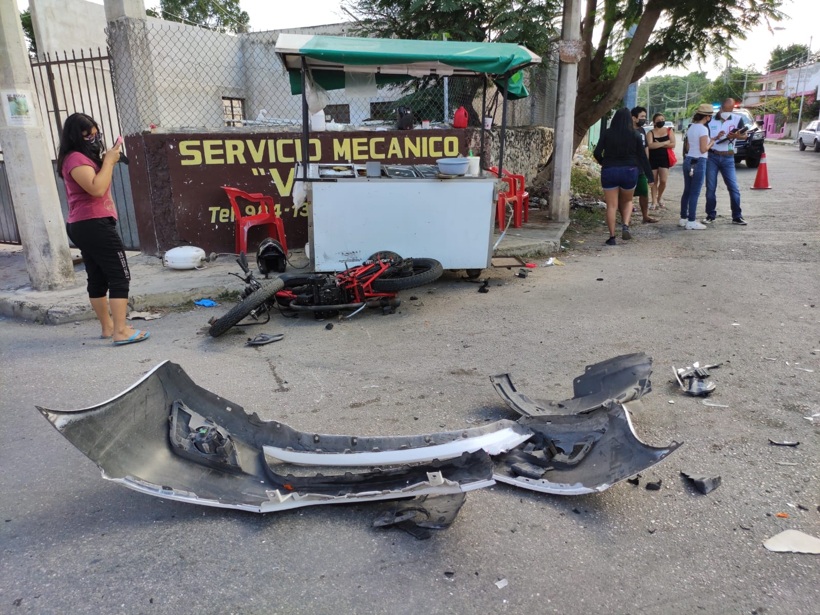 Accidente en la Melitón Salazar deja un motociclista herido y una vendedora quemada