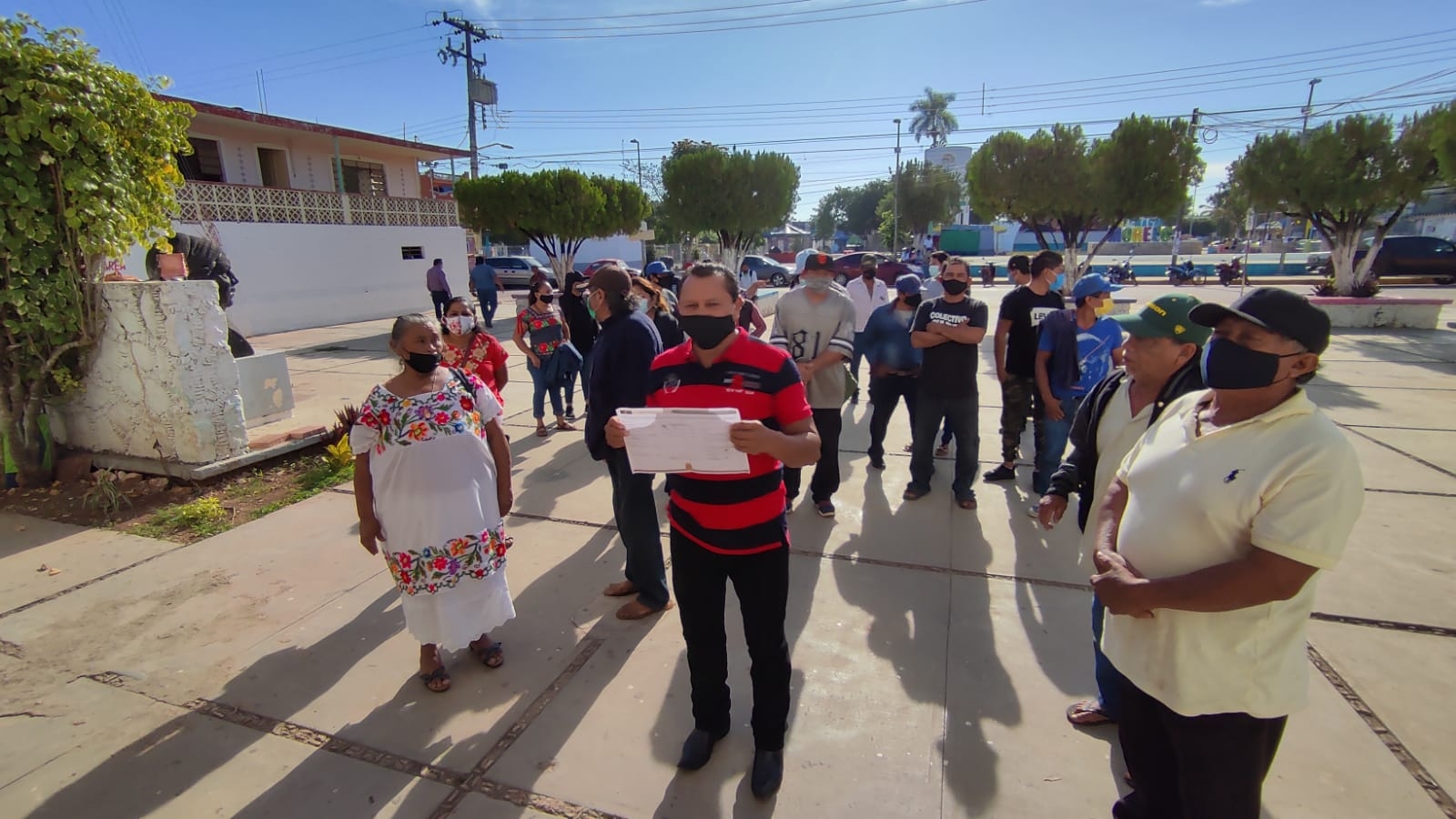 El candidato salió con la gente del poblado para que le entreguen su constancia como autoridad electa