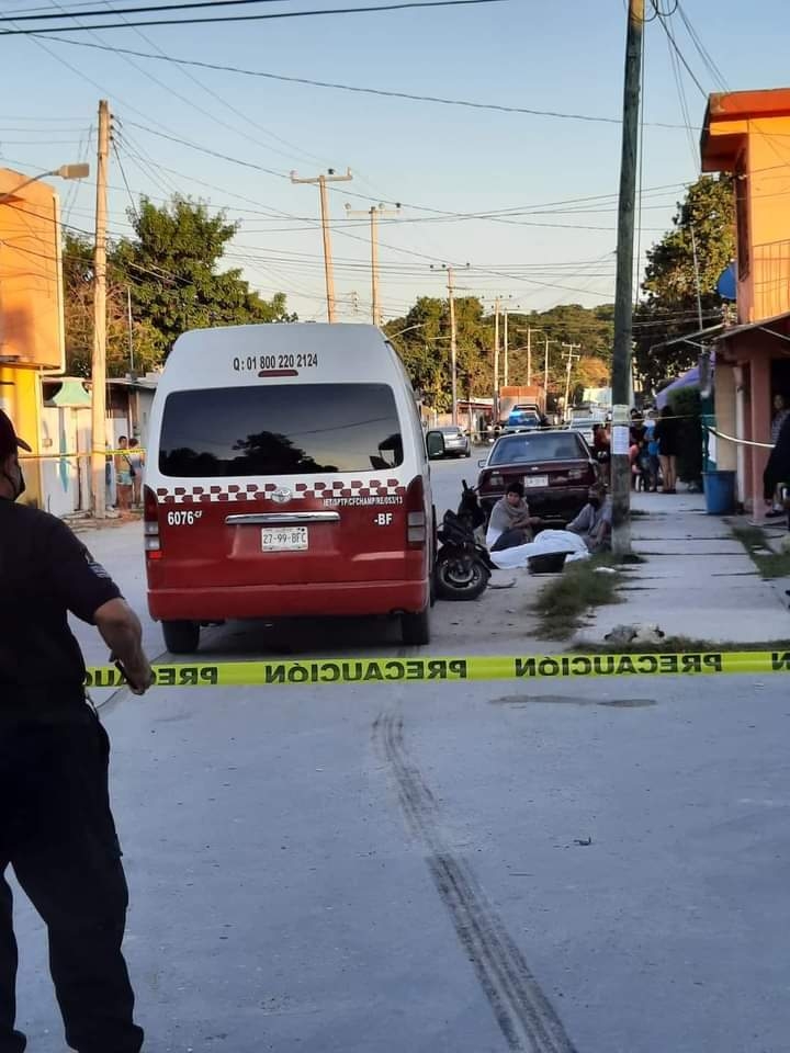 Los pasajeros mencionaron el joven seguía con vida tras el percance, pero falleció a los 15 minutos