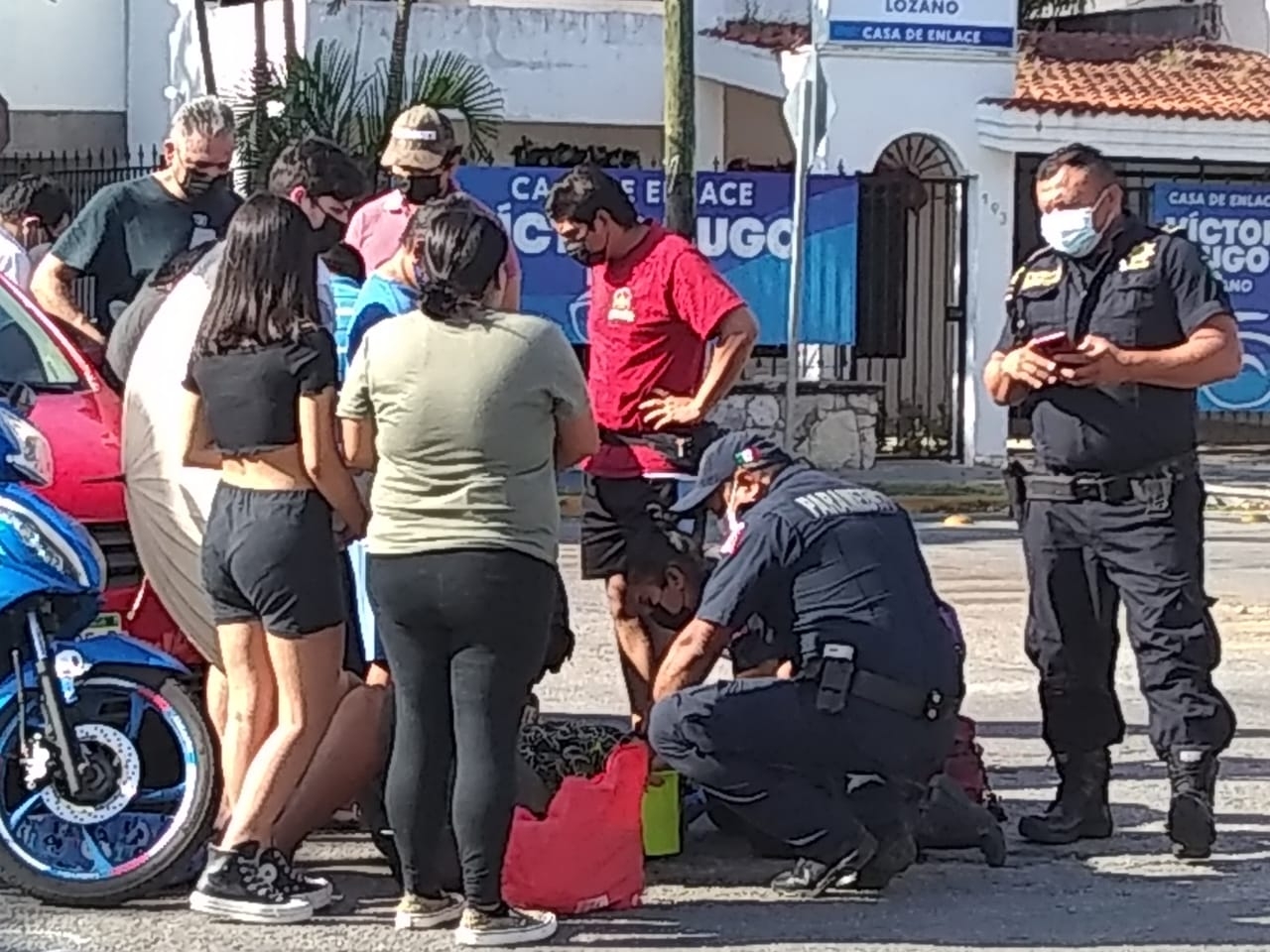 Por el golpe, la pasajera de la Italika cayó y se lesionó