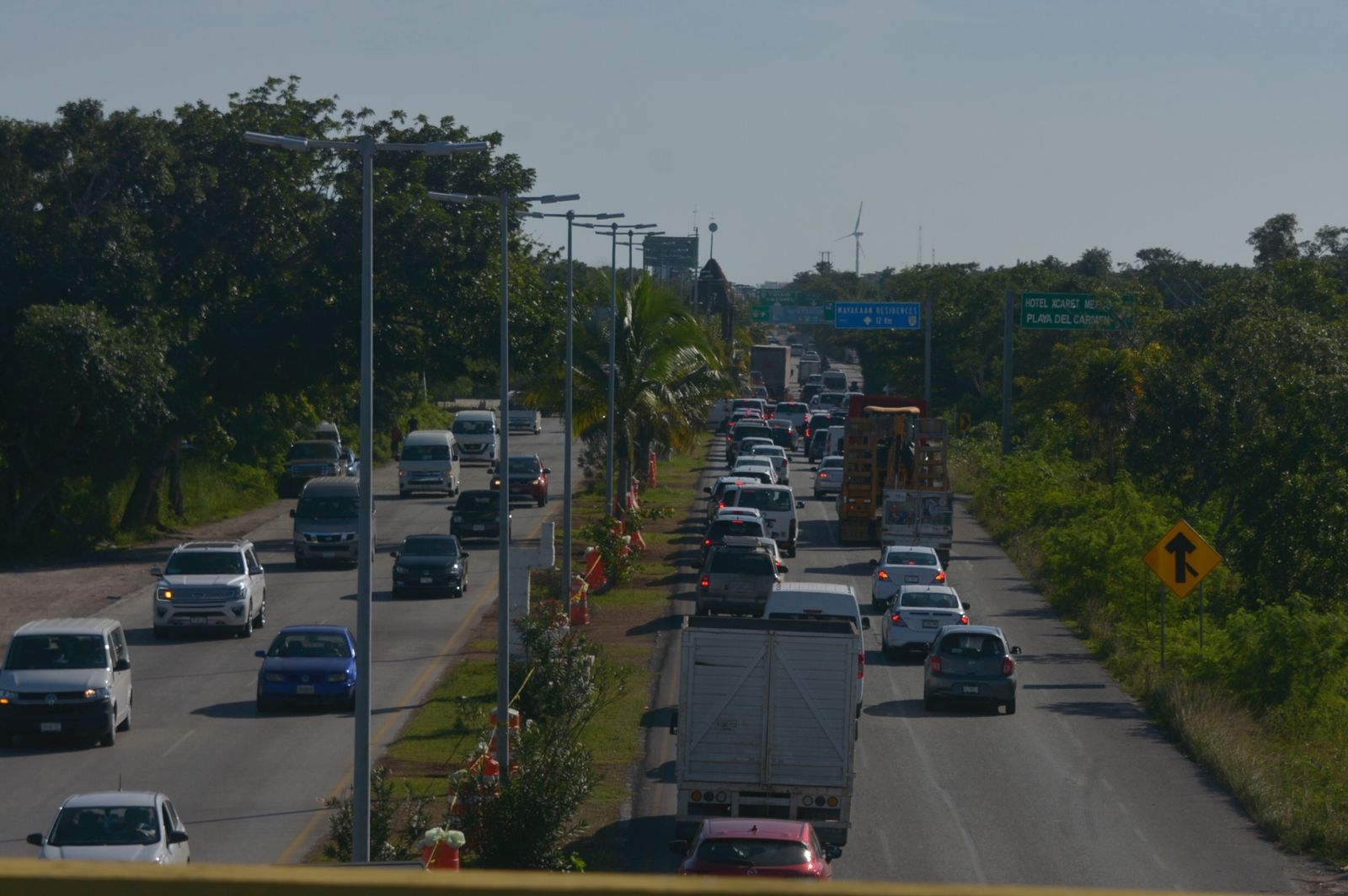 Incrementa tráfico vehicular tras alta demanda en el aeropuerto de Cancún: FOTOS