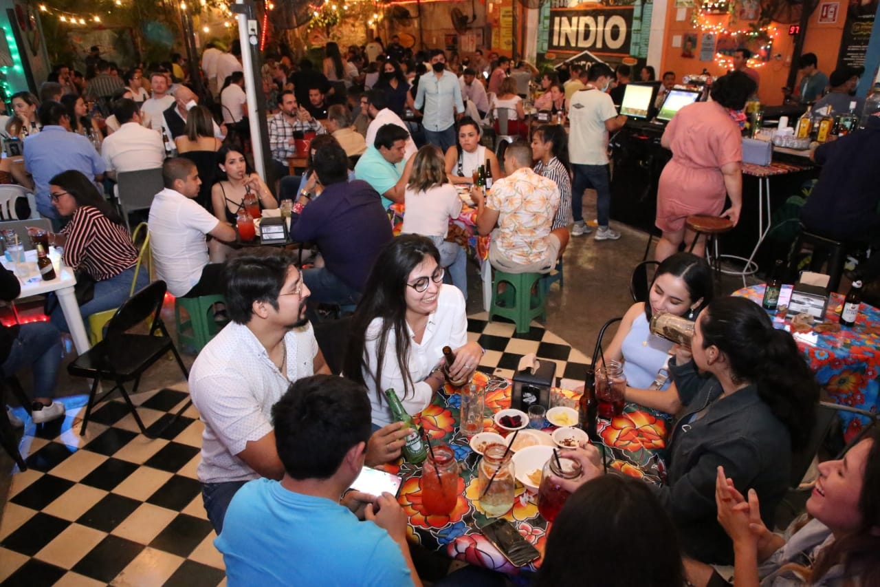 La gente se encuentra en los restaurantes y bares del centro disfrutando de este fin de semana